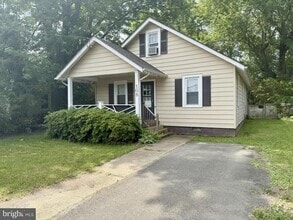 Building Photo - 108 Oak St