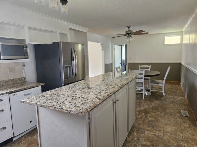 Building Photo - Madisonvile 37354 - 3 bedroom 2 bath - call Karen Robertson  865-454-7626