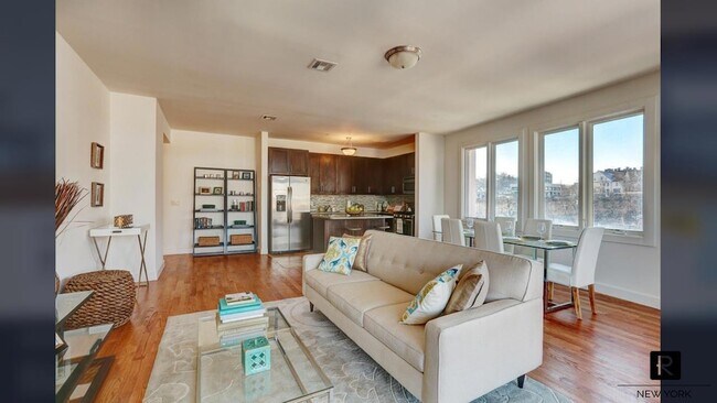 Foto del edificio - 90 Bay Street Unit 2I