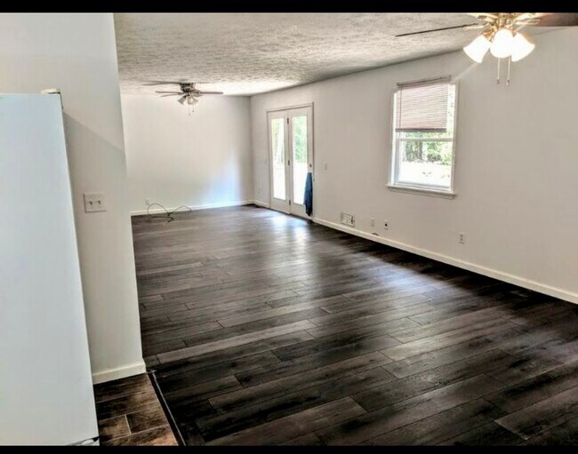 Building Photo - 781 Robin Dr SE