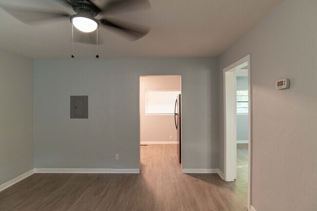 Foto del edificio - 2 Bedroom / 1 Full Bath -