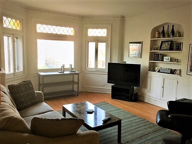Bright Sunny. Leaded Glass Bay Windows - 5801 N Rockwell St