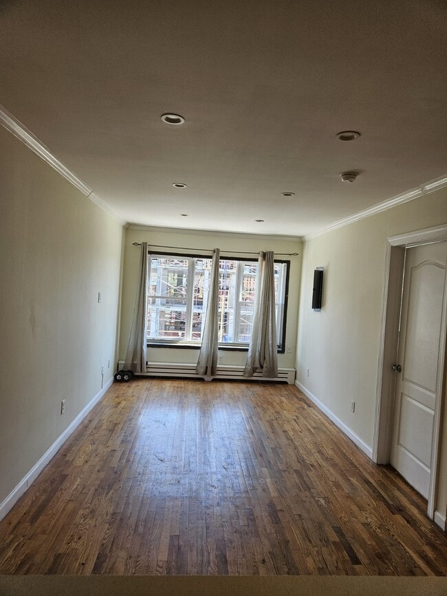 Building Photo - 2-05 B 28 St