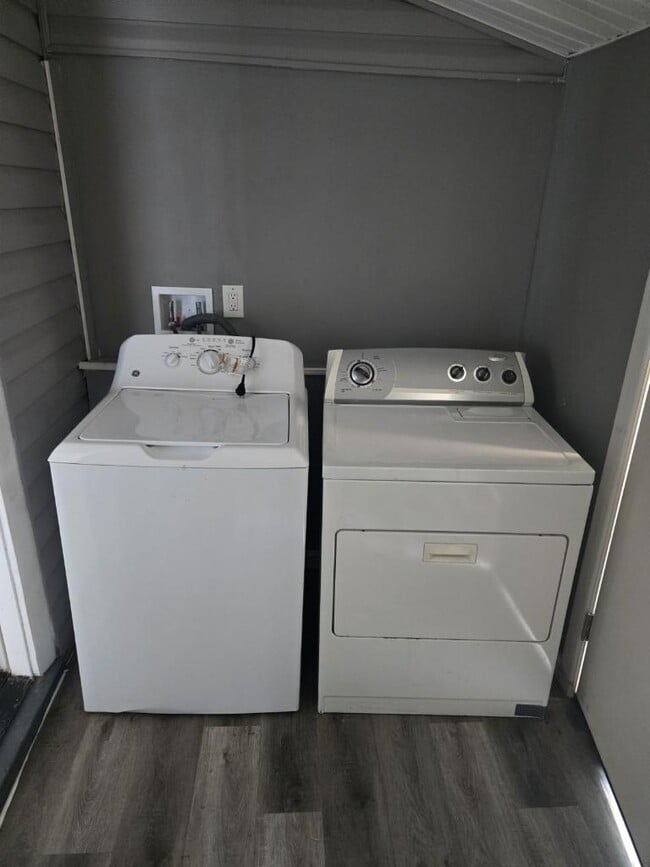 Comes with washer/dryer - 940 Mackinaw St