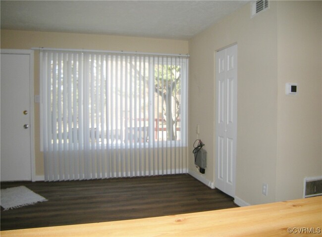 Foto del edificio - 5226 Castlewood Rd