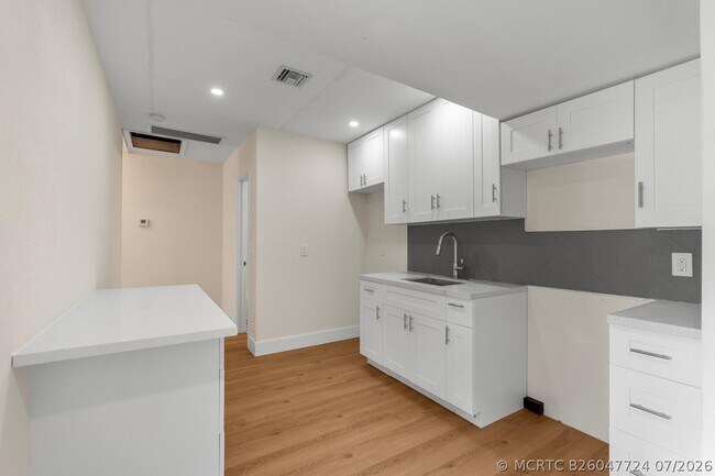 Foto del edificio - 865 SE 12th St