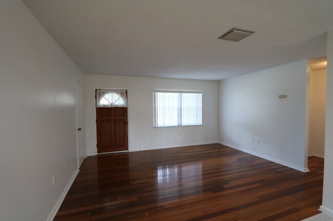 Building Photo - Nice 3 bedroom 2 bath in Tampa near USF an...
