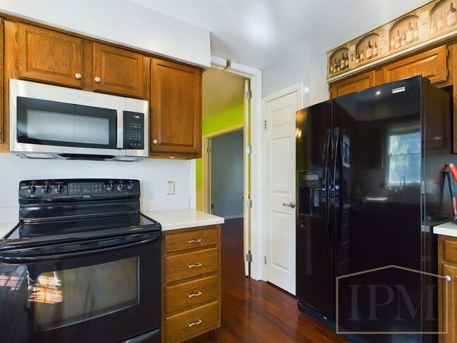 Building Photo - Available Now Breathtaking 4 Bedroom 3 Bat...