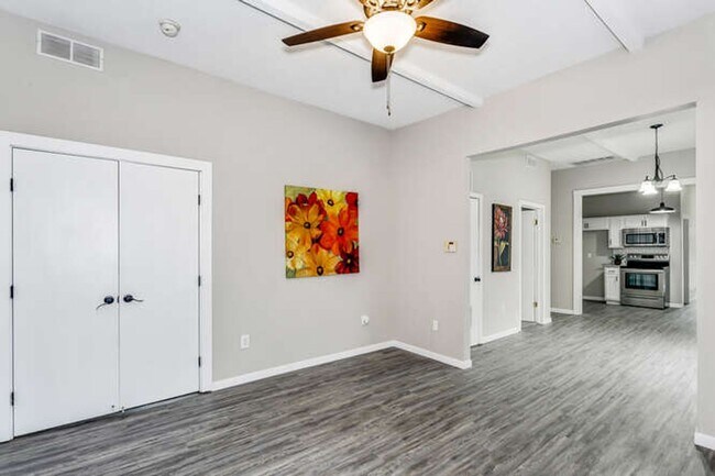 Foto del edificio - 3 Bedroom 2 bath home with garage in a prime location!