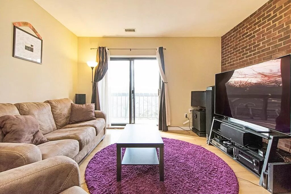 Family room - 123 Elm St
