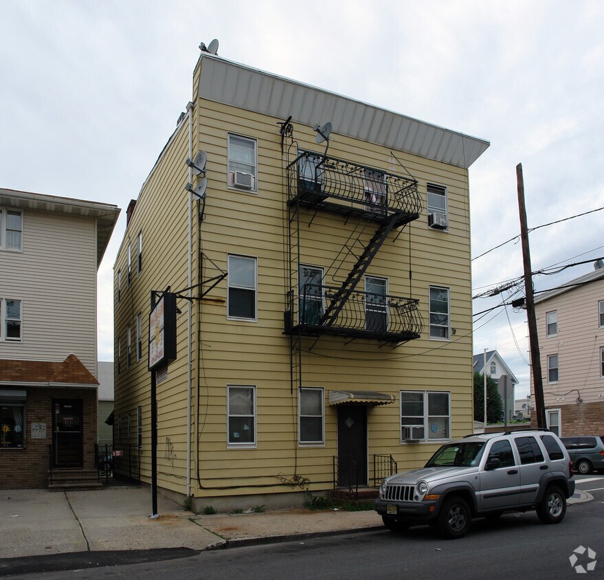 Primary Photo - 31 Hensler St