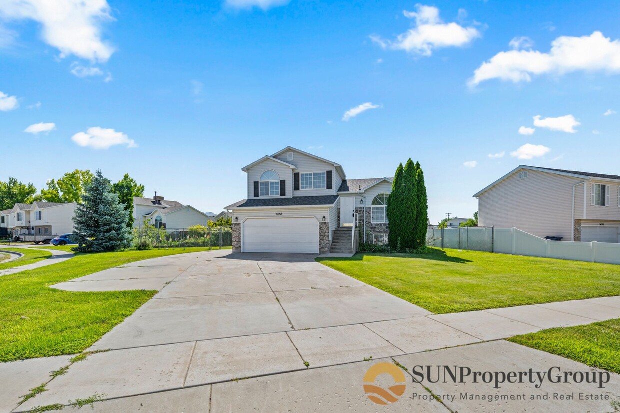 Primary Photo - Beautiful Home In Great Roy Location!!