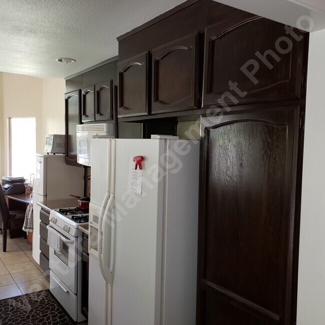 Foto del edificio - 6802 Chapman Pl