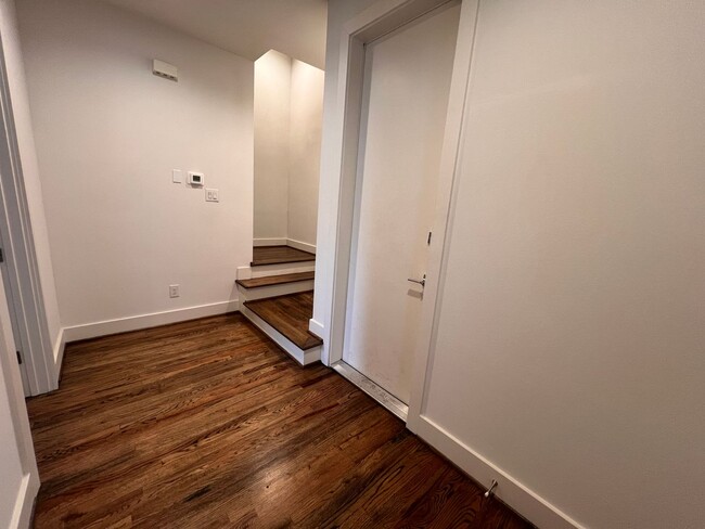 Building Photo - 3 story townhome in the Heights now availa...