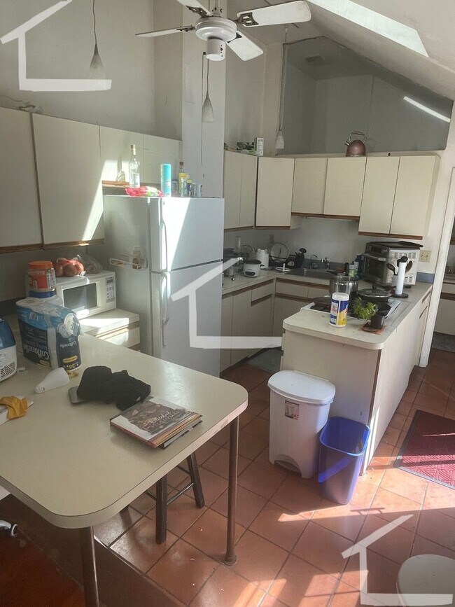 Building Photo - Best budget 3 bed you're gonna find!   Nea...