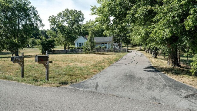 Building Photo - 3 Bed, 2 Bath Charming renovated home in q...
