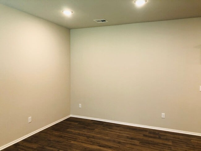 Building Photo - 3 bedroom, 2 bath duplex for rent in Edmon...