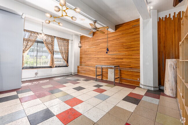 Loft - 1097 pies cuadrados - Comedor - 725-729 S Spring St