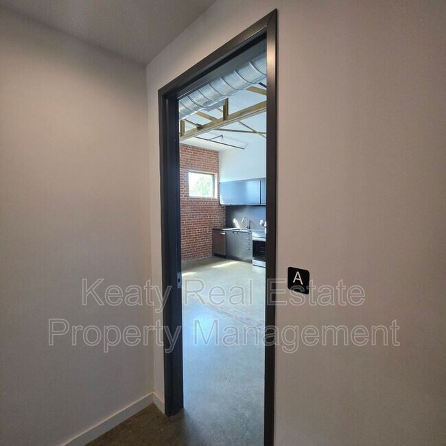 Foto del edificio - 136 E Cypress St