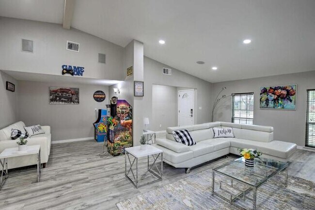Foto del edificio - 3210 Collins Blvd