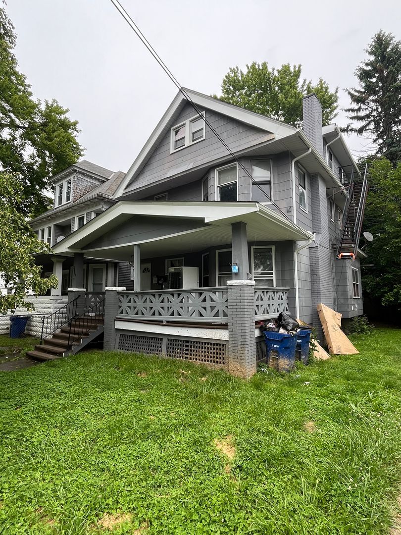 3889 W 33rd St Cleveland, OH 44109 – photo 3