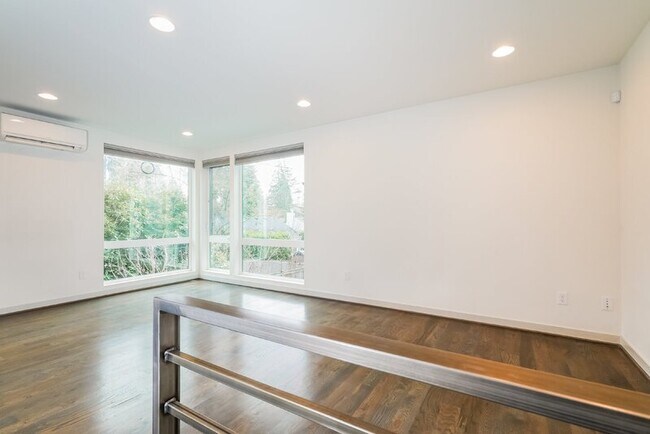 Foto del edificio - 8048 35th Ave NE