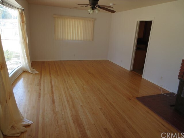 Building Photo - 1322 E Elgenia Ave
