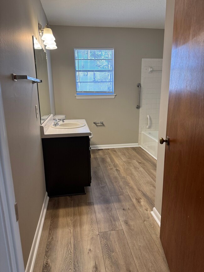 Foto del edificio - 1077 Bandy Ln