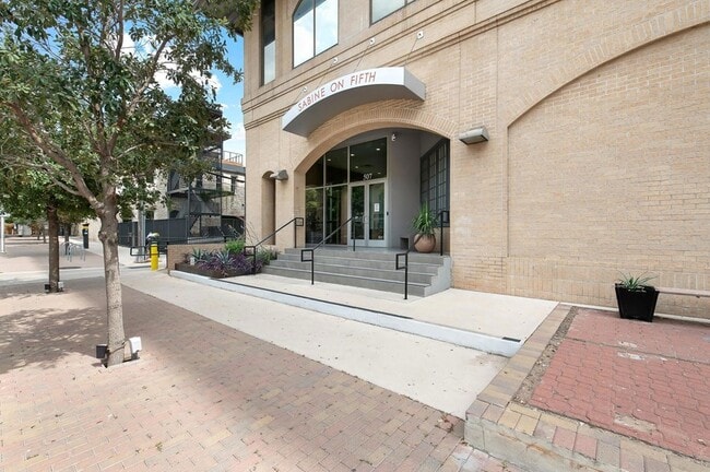 Building Photo - 507 Sabine St