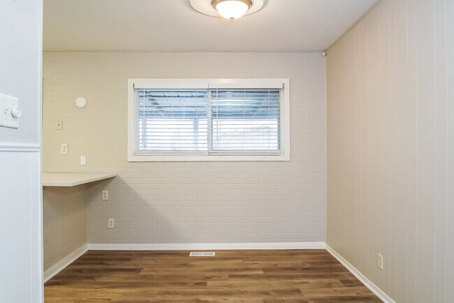 Building Photo - 5801 Sunwood Dr