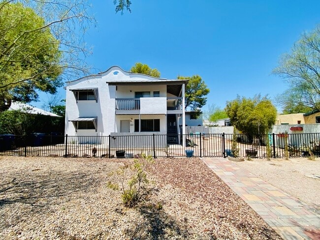 Building Photo - Remodeled 1 Bed in Downtown Tucson with Po...