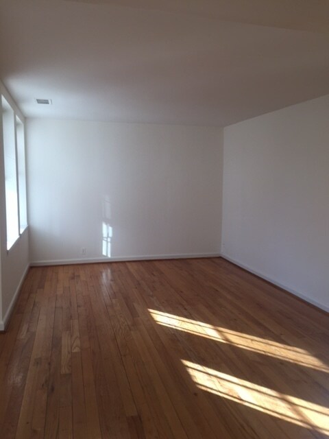 Building Photo - 1 Bedroom 1 Bath in McLean Gardens Just Off Wisc. Ave.!