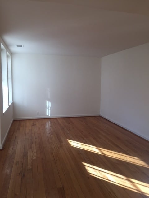 Foto del edificio - 1 Bedroom 1 Bath in McLean Gardens Just Off Wisc. Ave.!