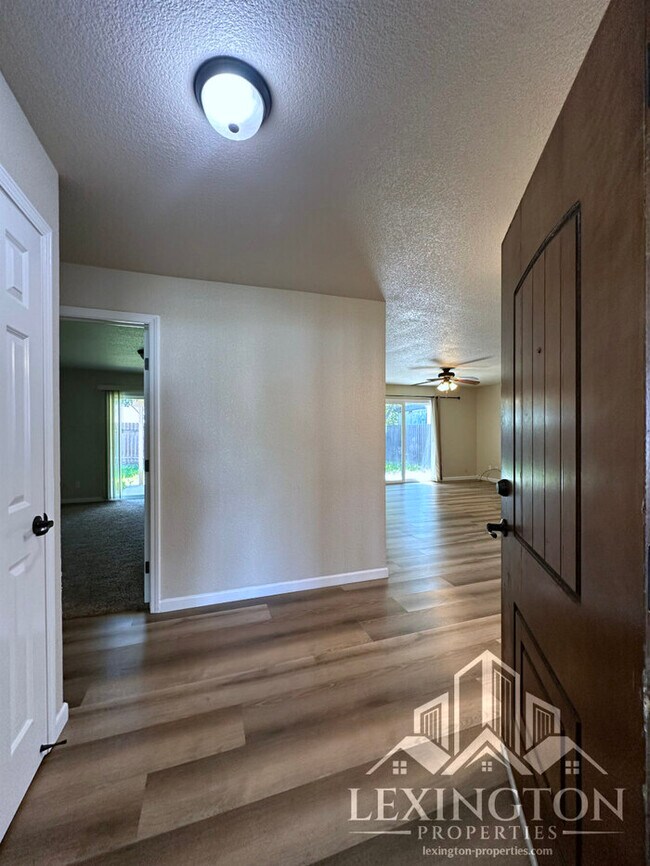 Building Photo - Elegant, 4BD/2BA Home available in North H...