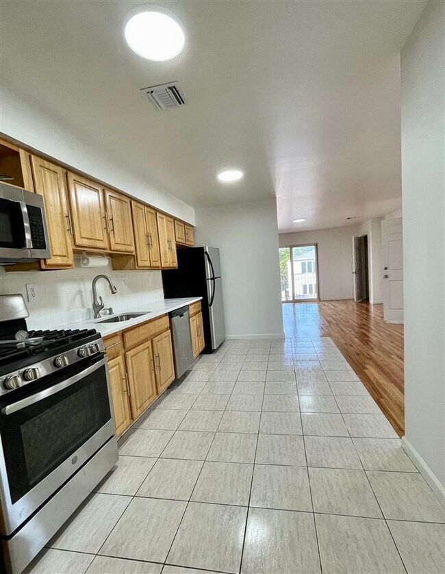 Building Photo - 1415 44th St