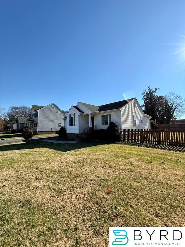 Building Photo - 1001 Greenview Dr