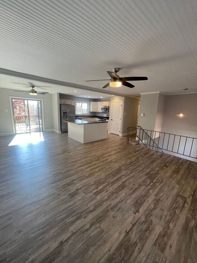 Foto del edificio - 4 Bedroom - 3 Bath Home with a 2 car garage in Farragut