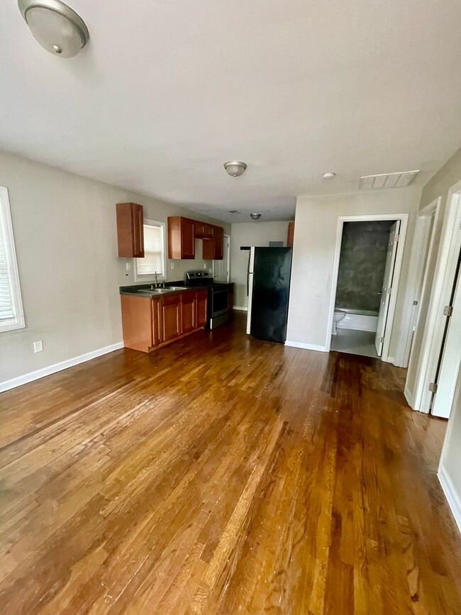 Building Photo - This cozy 2 bed 1 bath cottage style brick...