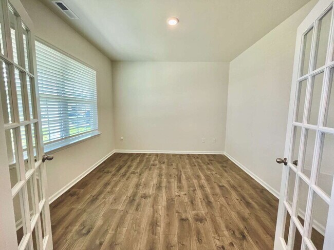 Building Photo - Spacious 5-Bedroom Haven With 3 Full Baths...