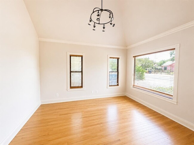 Building Photo - 1410 W 51st St
