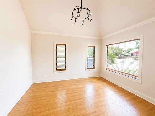 Foto del edificio - 1410 W 51st St