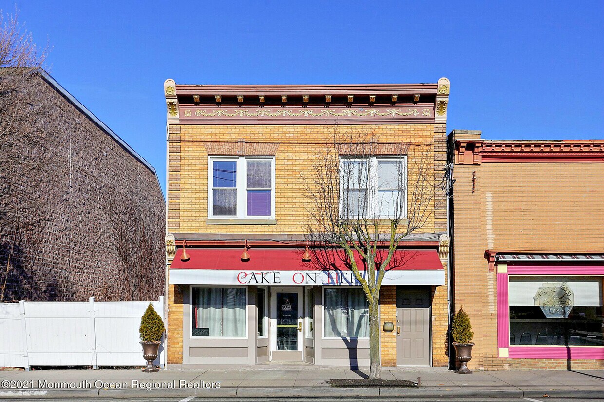 Primary Photo - 165 N Broadway