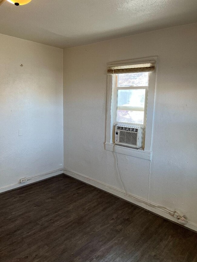 Living room view from entry - 400 Santa Fe Dr