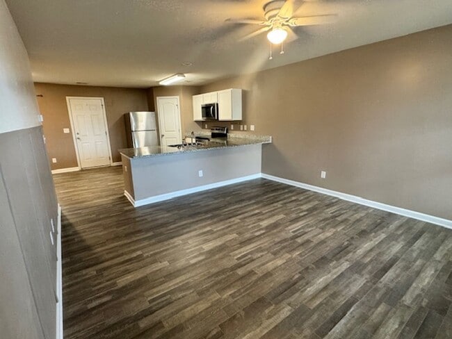 Foto del edificio - 201 N Sanford Ave