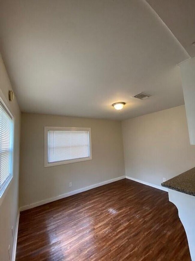 Foto del edificio - NICE 3 BEDROOM 1 HOME LEASE HOME