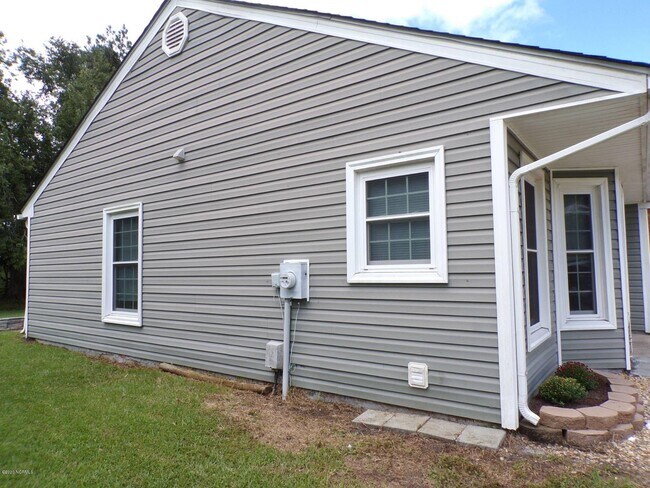 Building Photo - 2121 Rolling Ridge Dr