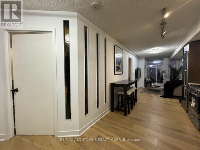 Building Photo - 295 Adelaide St W