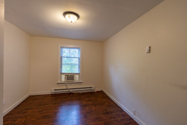 Building Photo - 154 Oak St