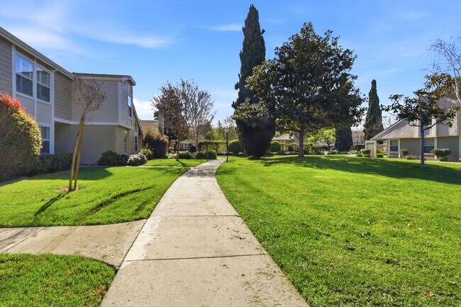 Foto del edificio - Updated Townhome in Lake Santa Clara HOA