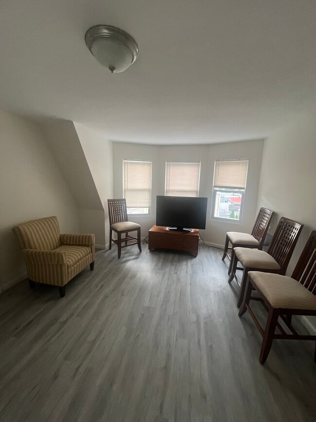 Building Photo - 535 Van Cortlandt Park Ave